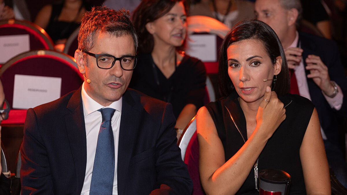 Ana Pastor viaja a Valencia para recordarnos lo gran periodista que es y lo mal presidente que es Mazón