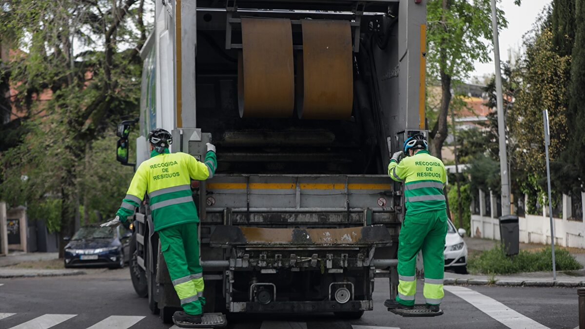 La OCU lleva el  basurazo  a Bruselas y llama a los contribuyentes a recurrirla