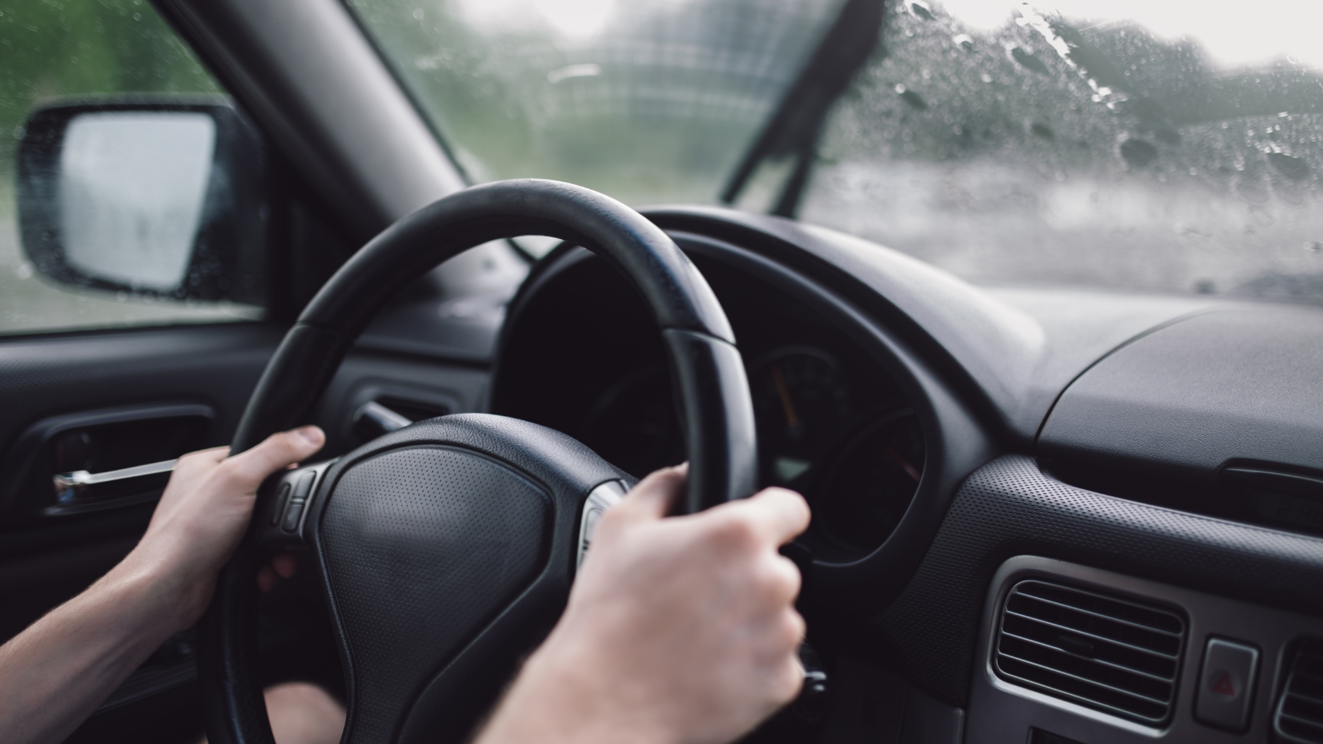 Pillan a un profesor de autoescuela dando clase con el carné de conducir caducado