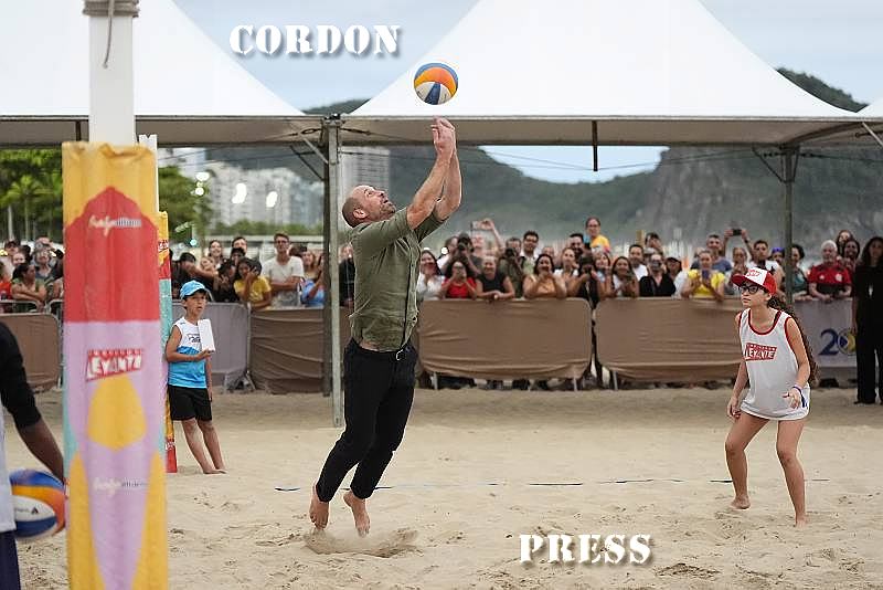 el-principe-de-gales-participa-en-un-partido-de-voleibol-en-la-playa-de-copacabana-brasil-1.jpg