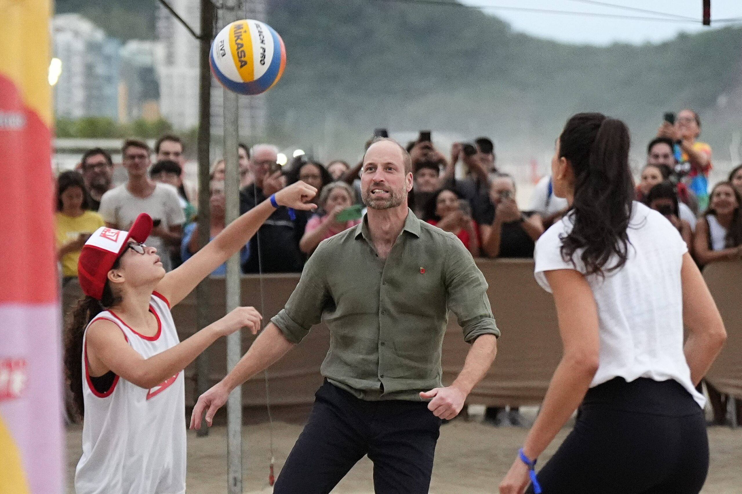 el-principe-de-gales-participa-en-un-partido-de-voleibol-en-la-playa-de-copacabana-brasil-2.jpg
