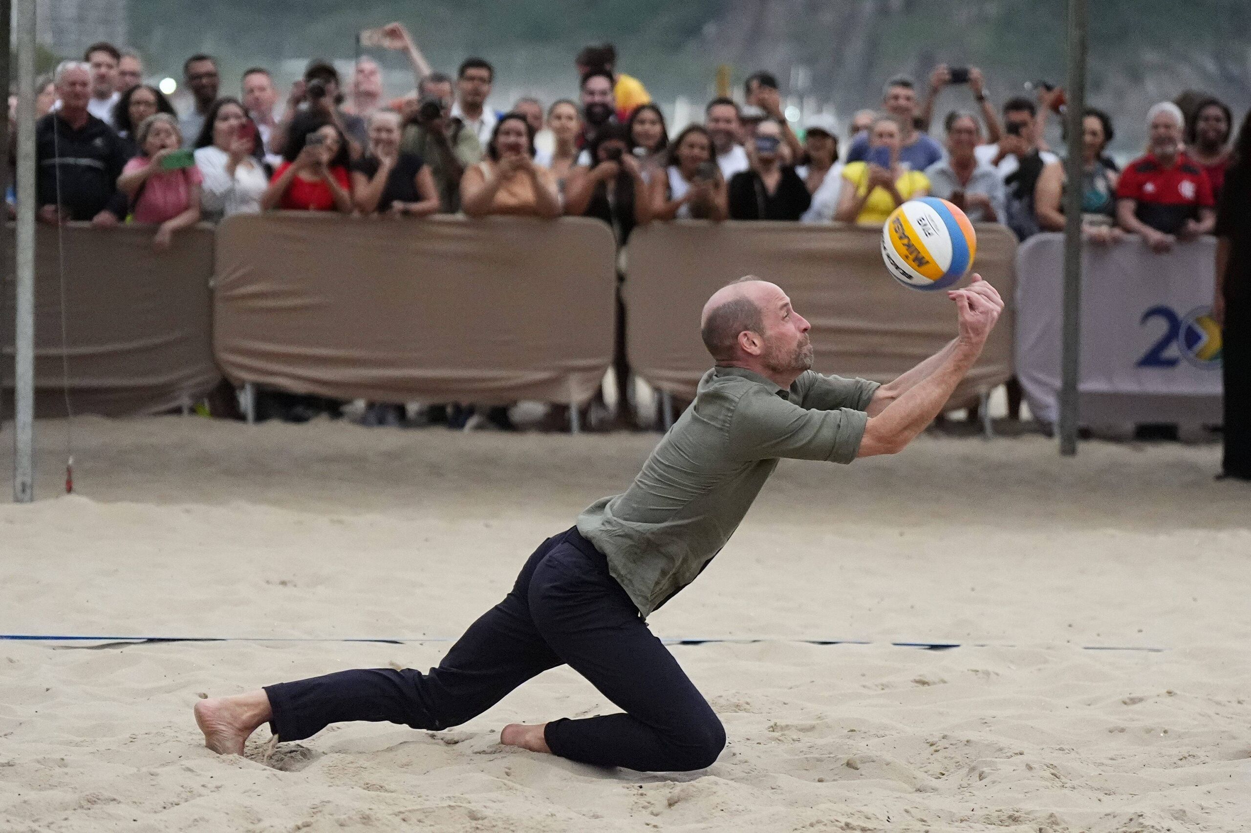 el-principe-de-gales-participa-en-un-partido-de-voleibol-en-la-playa-de-copacabana-brasil-4.jpg