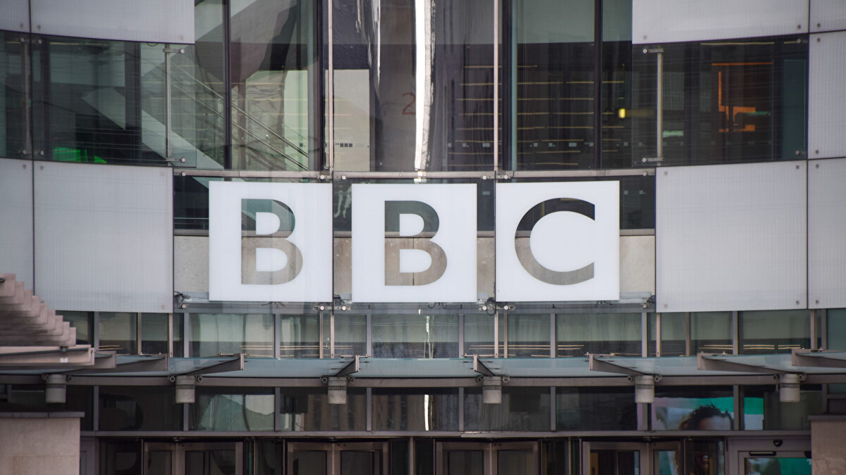 Trump reclama miles de millones a la BBC por "interferir" en las elecciones manipulando uno de sus discursos