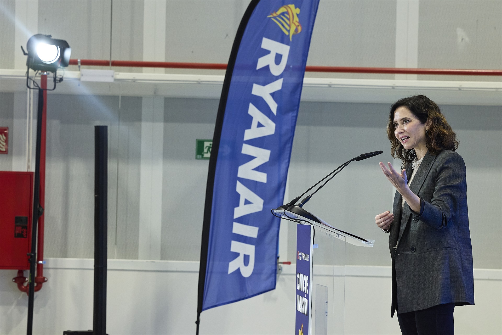 La izquierda cortocircuita con Ayuso y su relación con las empresas: "Barra libre a las multinacionales"