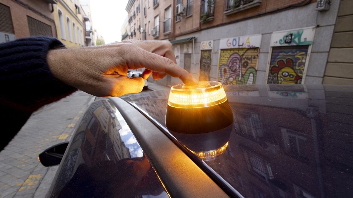 Los creadores gallegos de la baliza V-16: La idea era ayudar a personas con discapacidad, no ser producto obligatorio