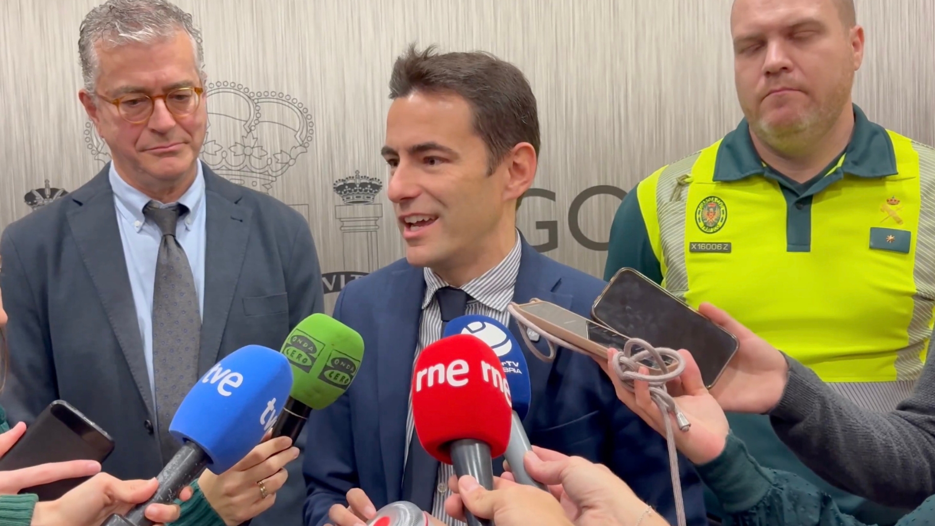 Ridiculizan al Delegado del Gobierno en Cantabria por la baliza: "Mi coche tiene 6"