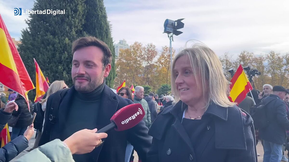 La manifestación contra Sánchez a pie de calle:  Estoy aquí por la dignidad de España 