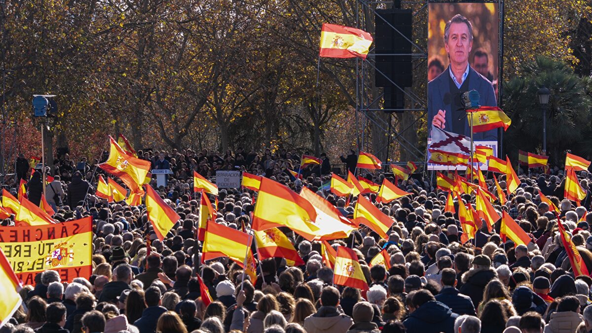 Una multitud clama en el Templo de Debod contra la  mafia de Sánchez :  ¿Hasta dónde va a tragar el PSOE? 