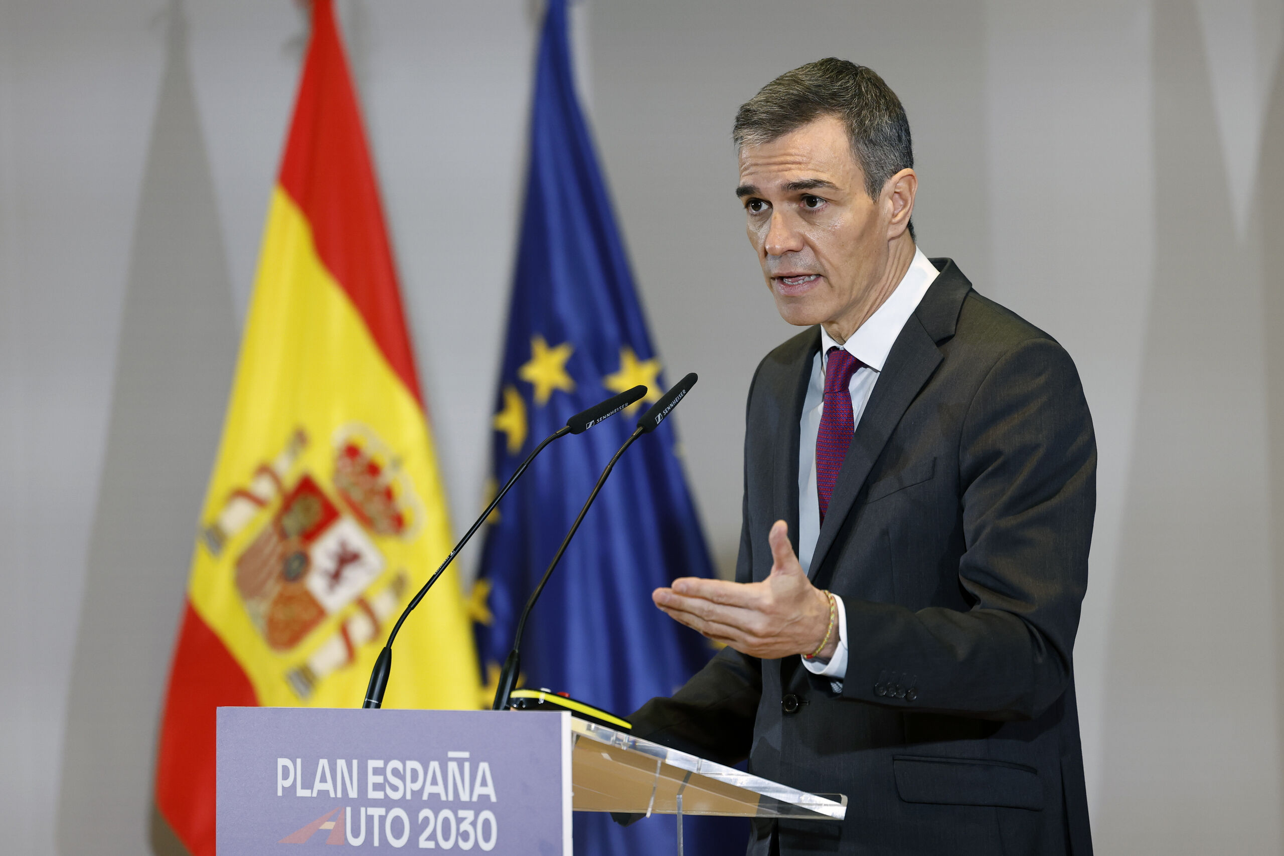 Sánchez anuncia un manguerazo de 1.300 millones al coche eléctrico y busca atraer inversión china