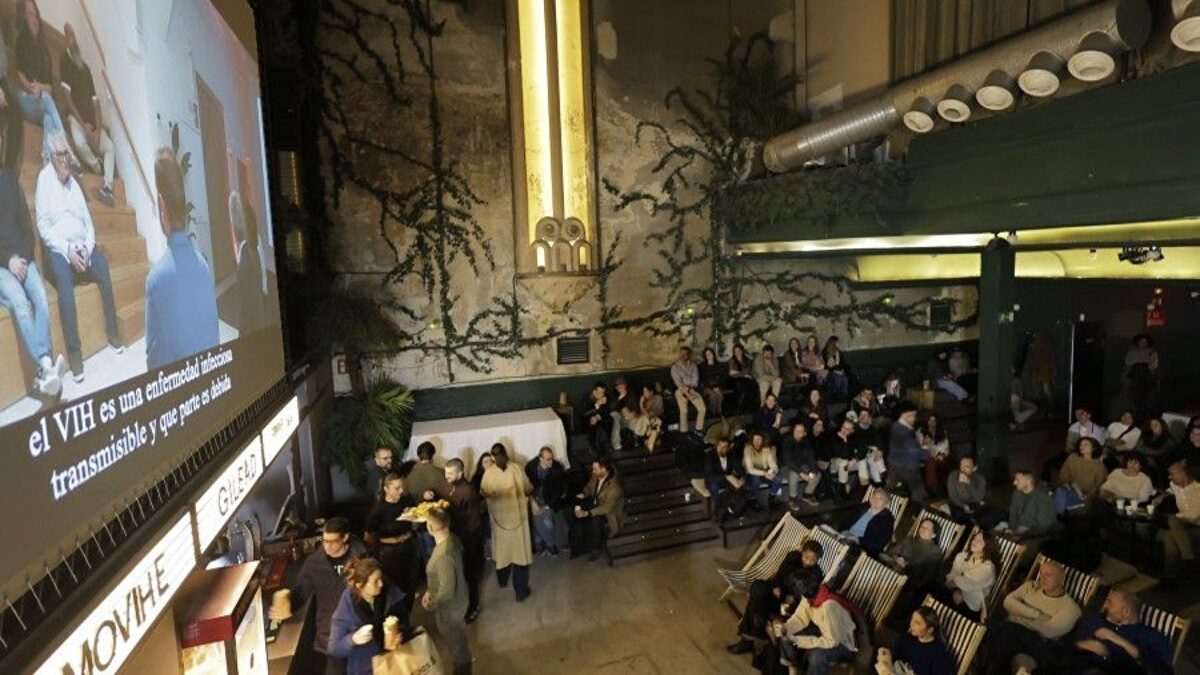 El experimento social 'the moVIHe' evidencia el estigma que persiste en torno al VIH