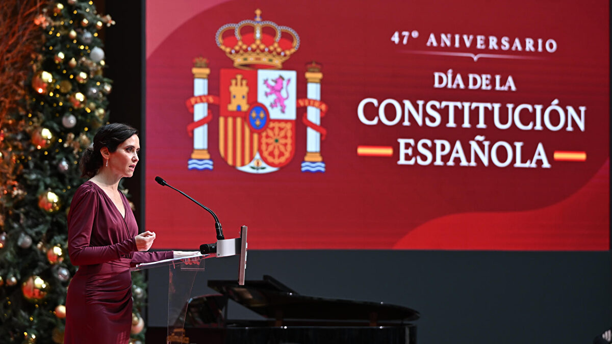 Ayuso alerta sobre el procés socialista español y sitúa a la prensa libre como protagonista del Día de la Constitución