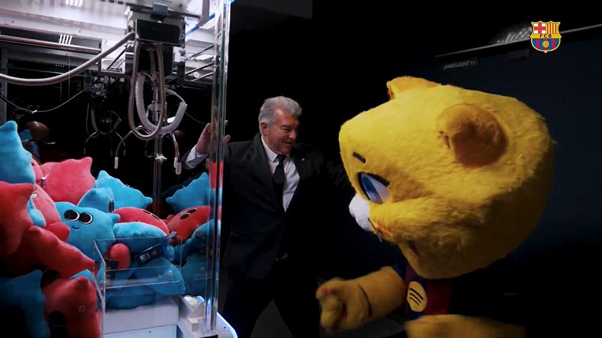 El nuevo show de Laporta para rascar unos euros: vende peluches de la mascota