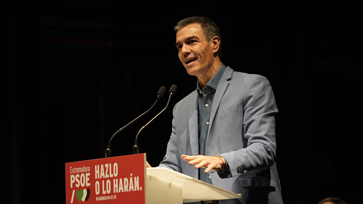 Sánchez baraja hacer el balance del año en plena campaña extremeña y se arriesga a una sanción de la JEC