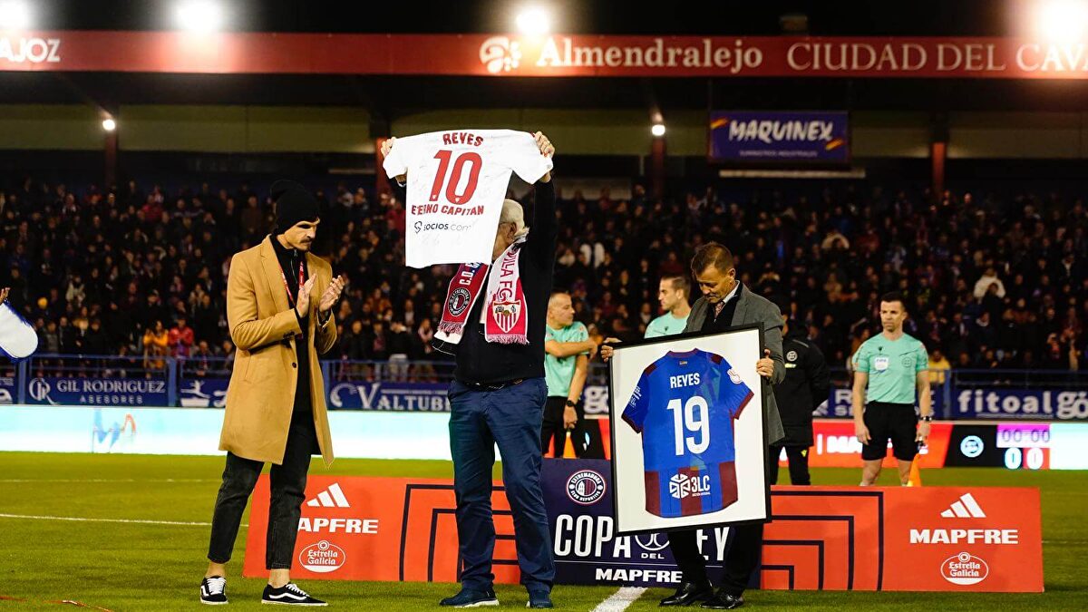 El Extremadura y el Sevilla se unen para honrar la memoria del &quot;Eterno Capitán&quot;