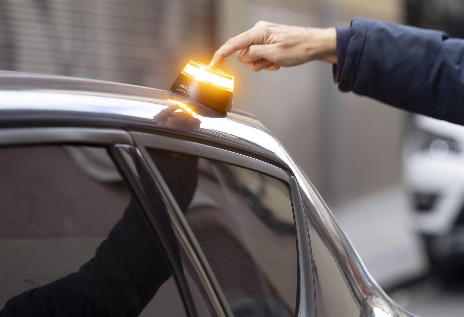 El negocio de las balizas V16: un mismo modelo chino se vende bajo 44 marcas y precios distintos