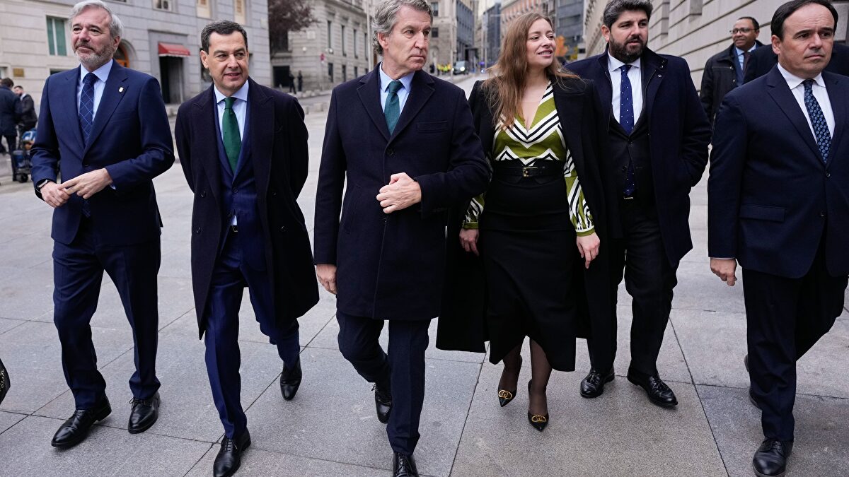 Feijóo se planta ante el órdago de Abascal en Extremadura: Están jugando a cosas peligrosas