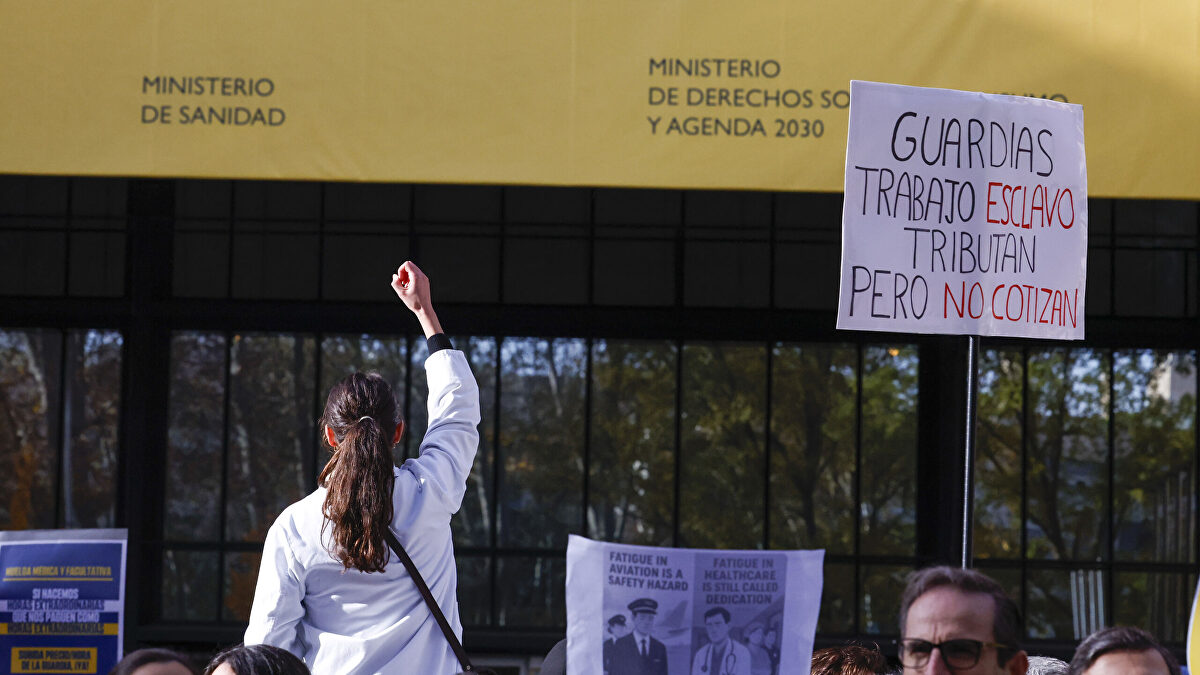 Mónica García presenta una ley con Ayuso como objetivo el primer día de la gran huelga médica