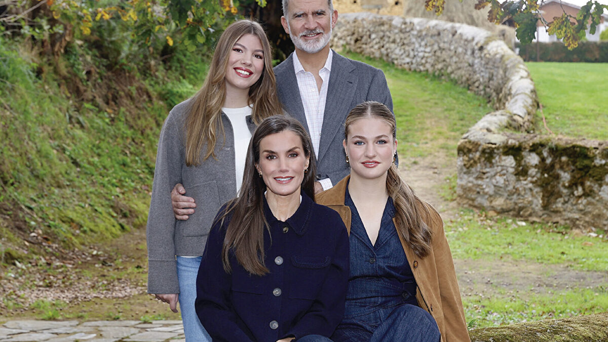 La Familia Real felicita la Navidad con una fotografía familiar inédita tomada en Asturias