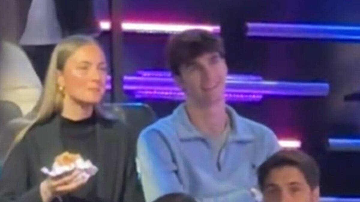 Pablo Urdangarin y su novia, Johanna Zott, fans sorpresa con bocadillo en la gran final de OT2025