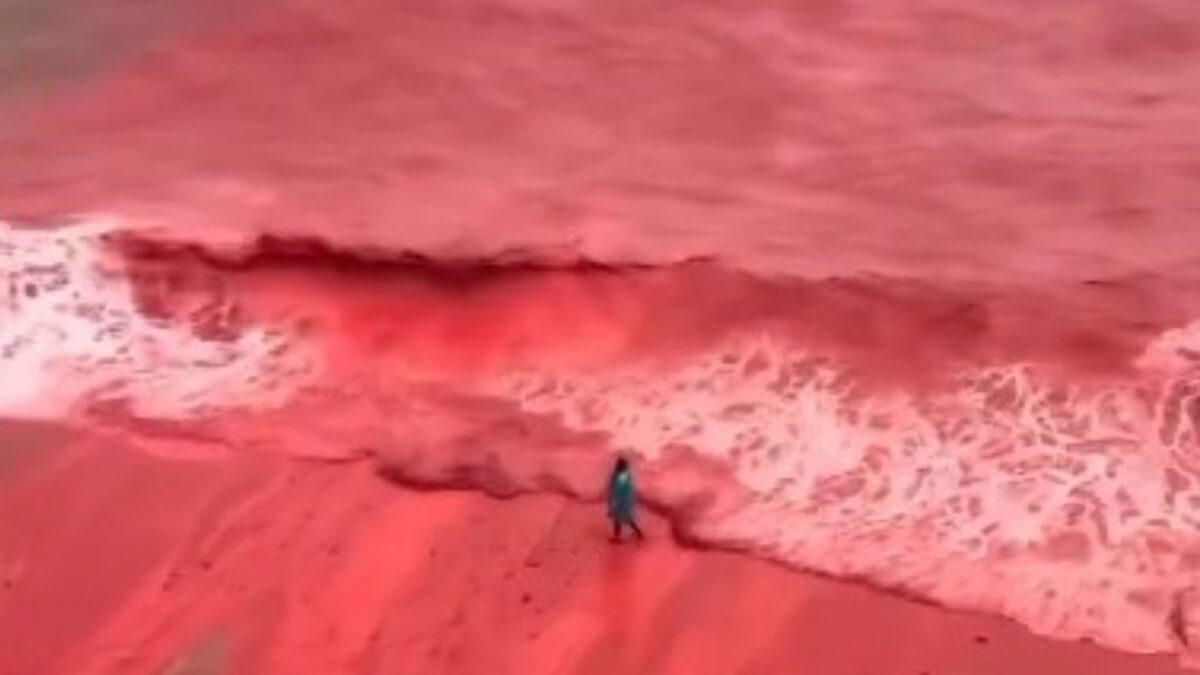 El mar se tiñe de rojo en Irán: las impactantes imágenes de la isla de Ormuz