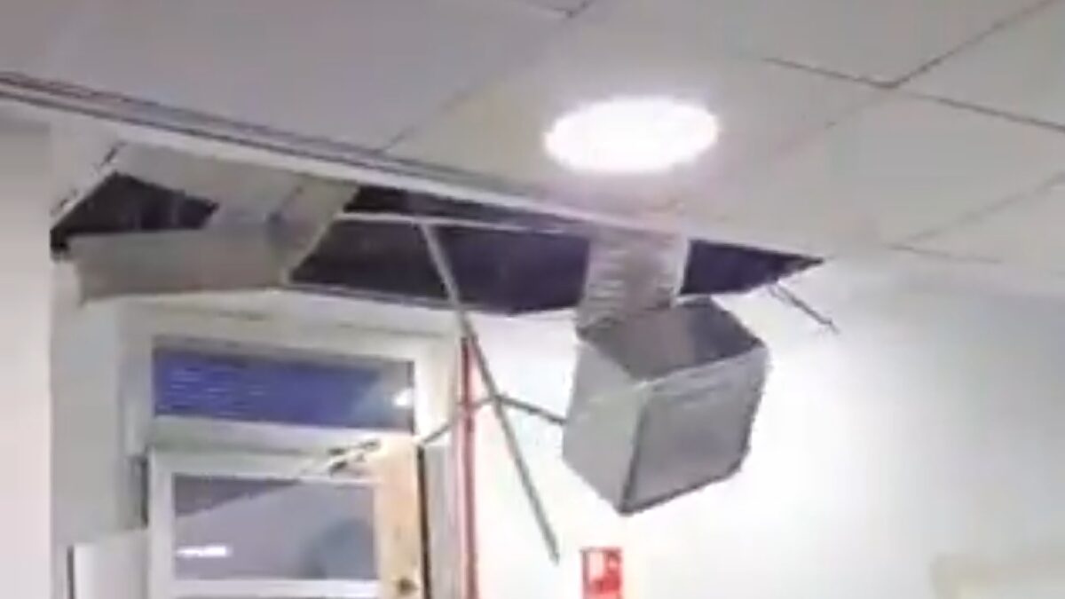 Un sindicato policial graba un vídeo para denunciar el mal estado de unos calabozos y parte del techo se les viene abajo