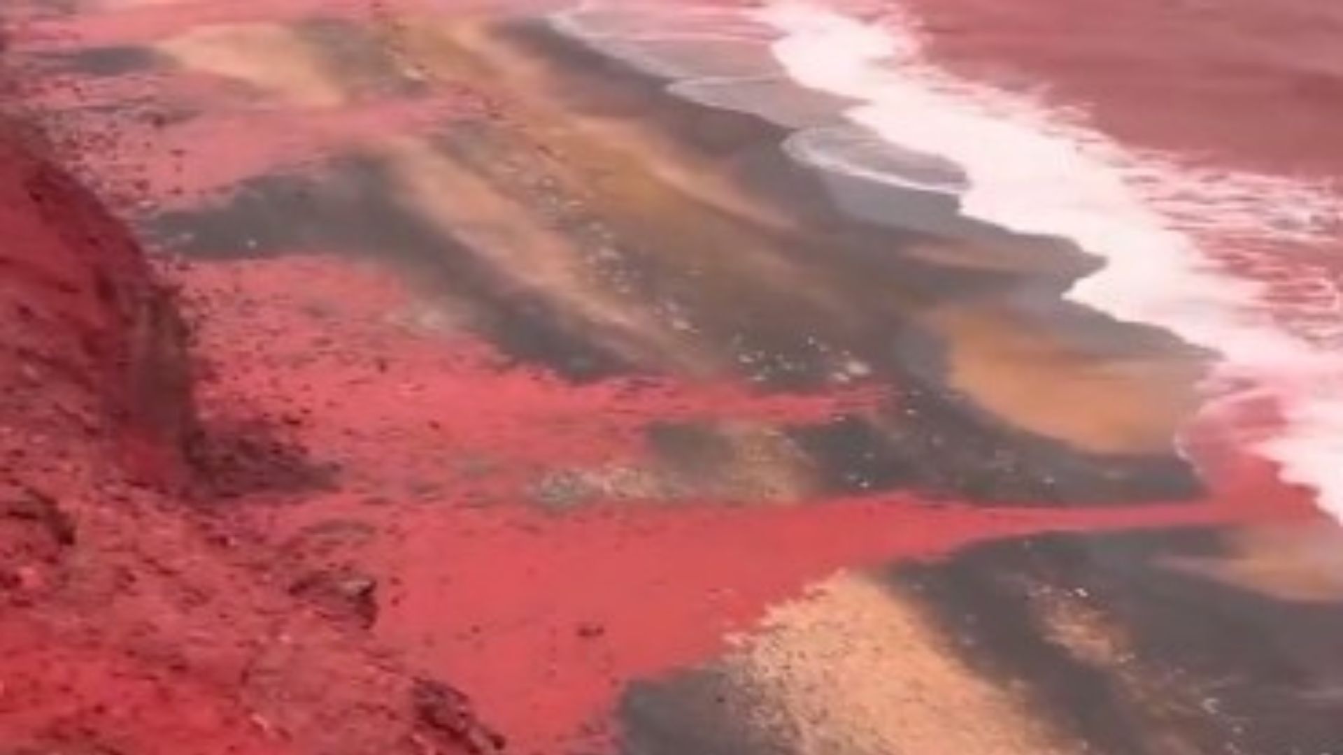 el-mar-se-tine-de-rojo-en-iran-las-impactantes-imagenes-de-la-isla-de-ormuz-1.jpg