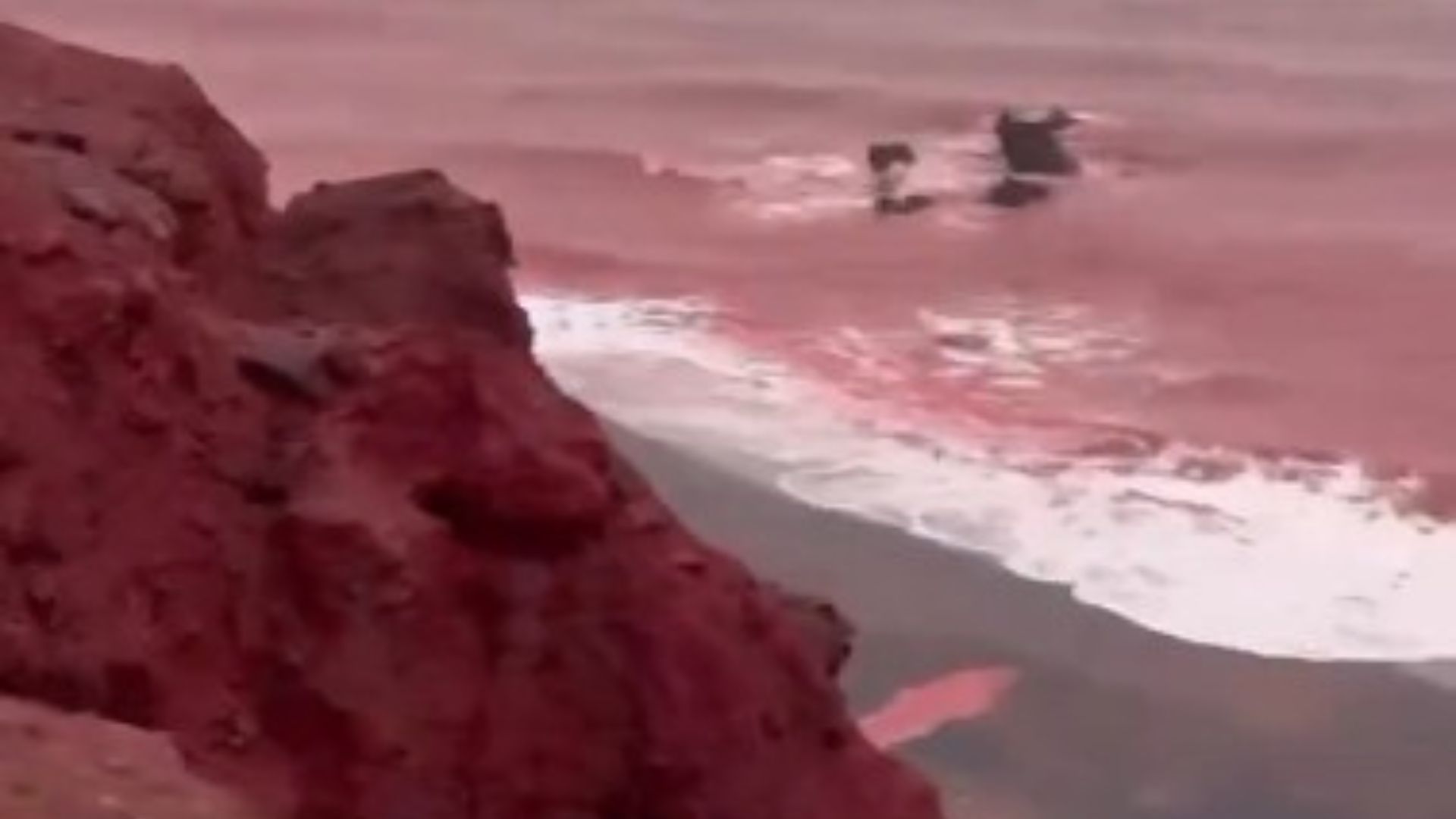 el-mar-se-tine-de-rojo-en-iran-las-impactantes-imagenes-de-la-isla-de-ormuz-3.jpg