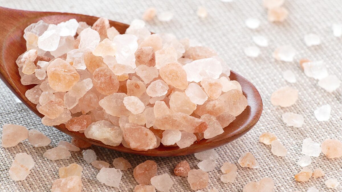 Rituales de Nochebuena: por qué barrer sal hacia la puerta trae buena suerte