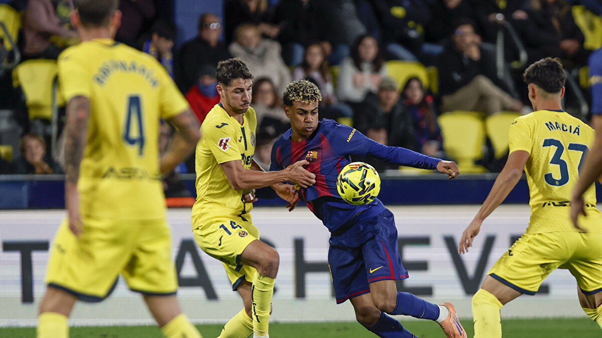 Una rigurosa roja allana el liderato del Barcelona y tumba a un ansioso Villarreal (0-2)