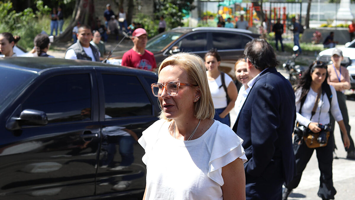 La hija de Edmundo González denuncia "extorsiones" en "embajadas" y del "Arzobispado"