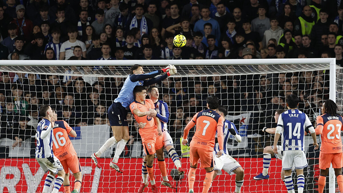 Remiro y Gil Manzano anulan al Barça en la locura de Anoeta