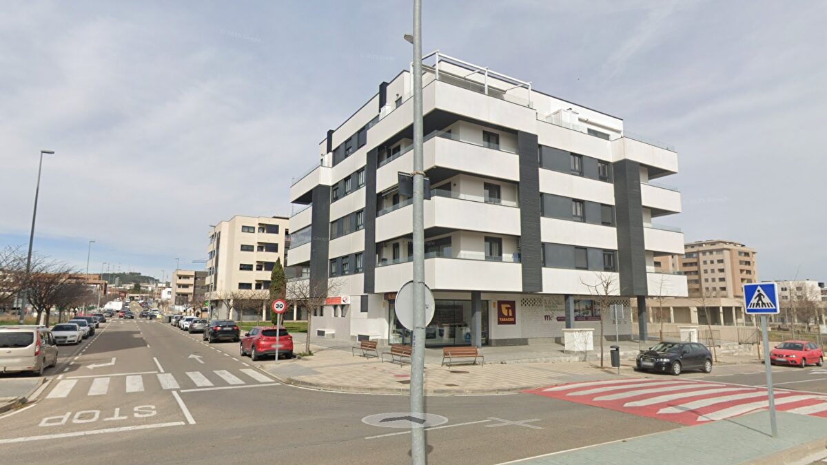 Atropella a una mujer que llevaba un carrito con un bebé de 10 meses y se da a la fuga