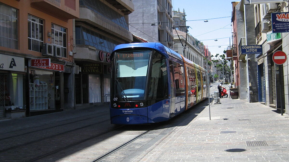 Un tranvía descarrila al chocar con una guagua en Tenerife