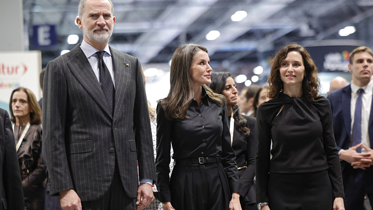 Los Reyes inauguran una nueva edición de FITUR marcada por el luto tras el accidente de Adamuz