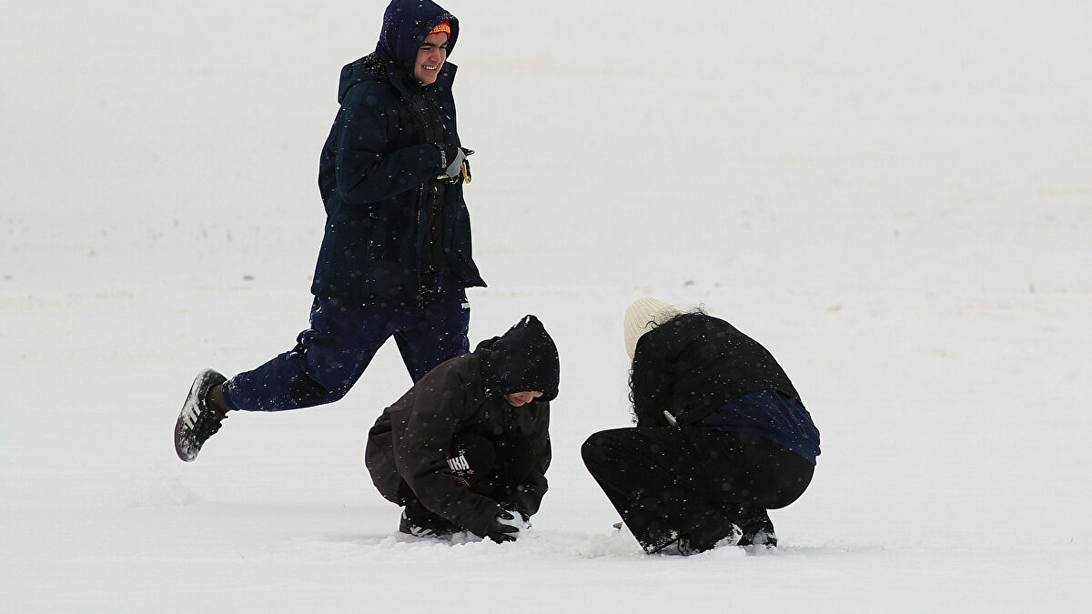 Alerta roja en Galicia y caos en decenas de carreteras por la nieve y las lluvias