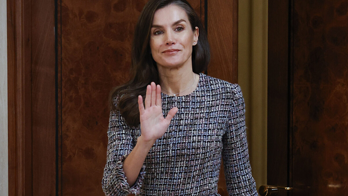 La reina Letizia rescata su vestido de tweed más misterioso para recibir a la MBFW Madrid
