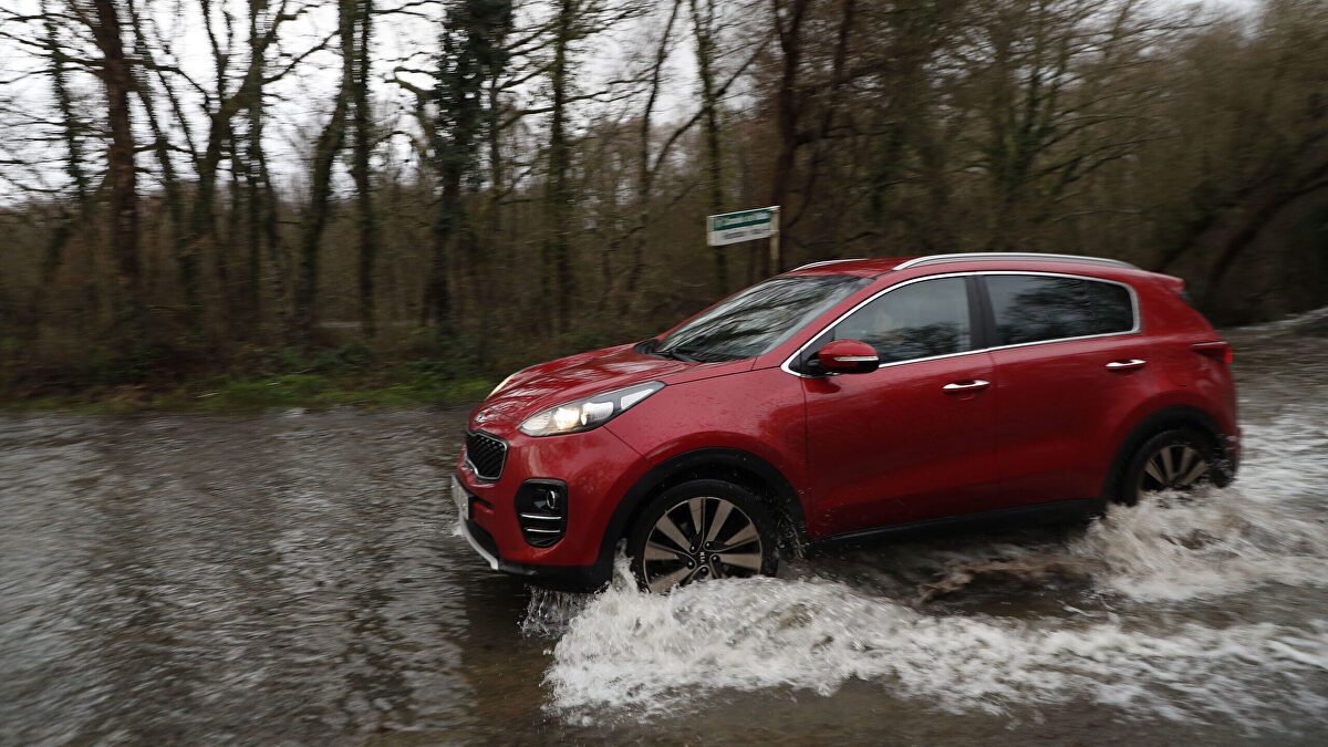 La borrasca Kristin trae nieve, lluvia y viento, complicando el tráfico en decenas de carreteras