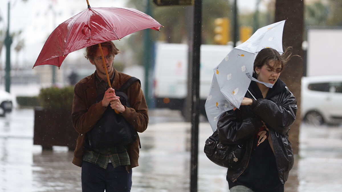 Temporal de viento y lluvia: la AEMET pone en alerta a media España con rachas muy fuertes