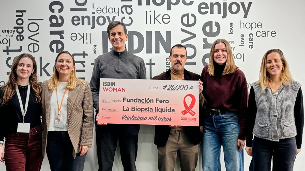Isdin dona 25.000 euros a la Fundación FERO para la investigación del cáncer de mama
