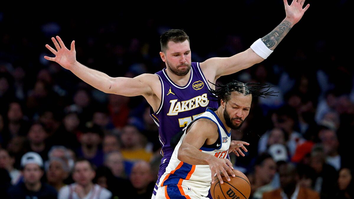 Amargo aniversario de Doncic en los Lakers: exhibición inútil y derrota ante los Knicks