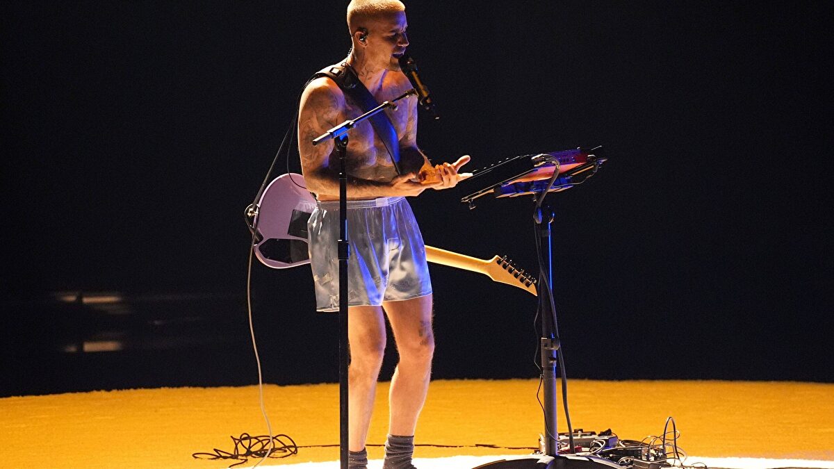 Del 'oversize' de Balenciaga a los bóxers de seda: La calculada estrategia de moda de Justin Bieber en los Grammy 2026