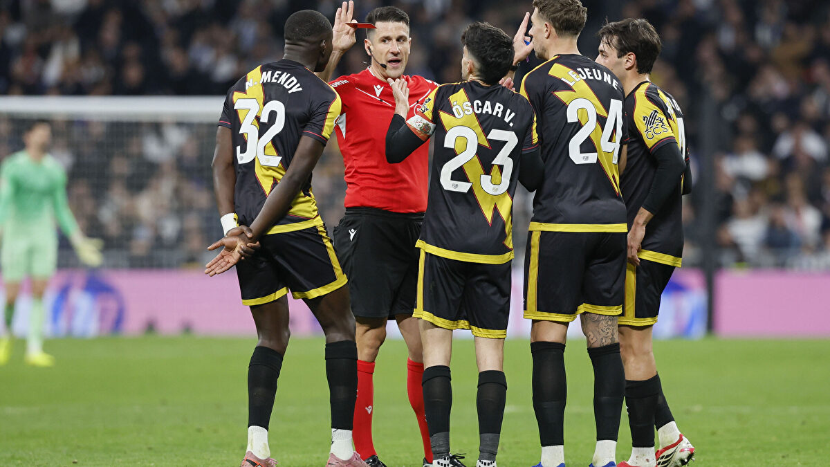 Indignación en el Rayo con el arbitraje en el Bernabéu: "Sois todos iguales"