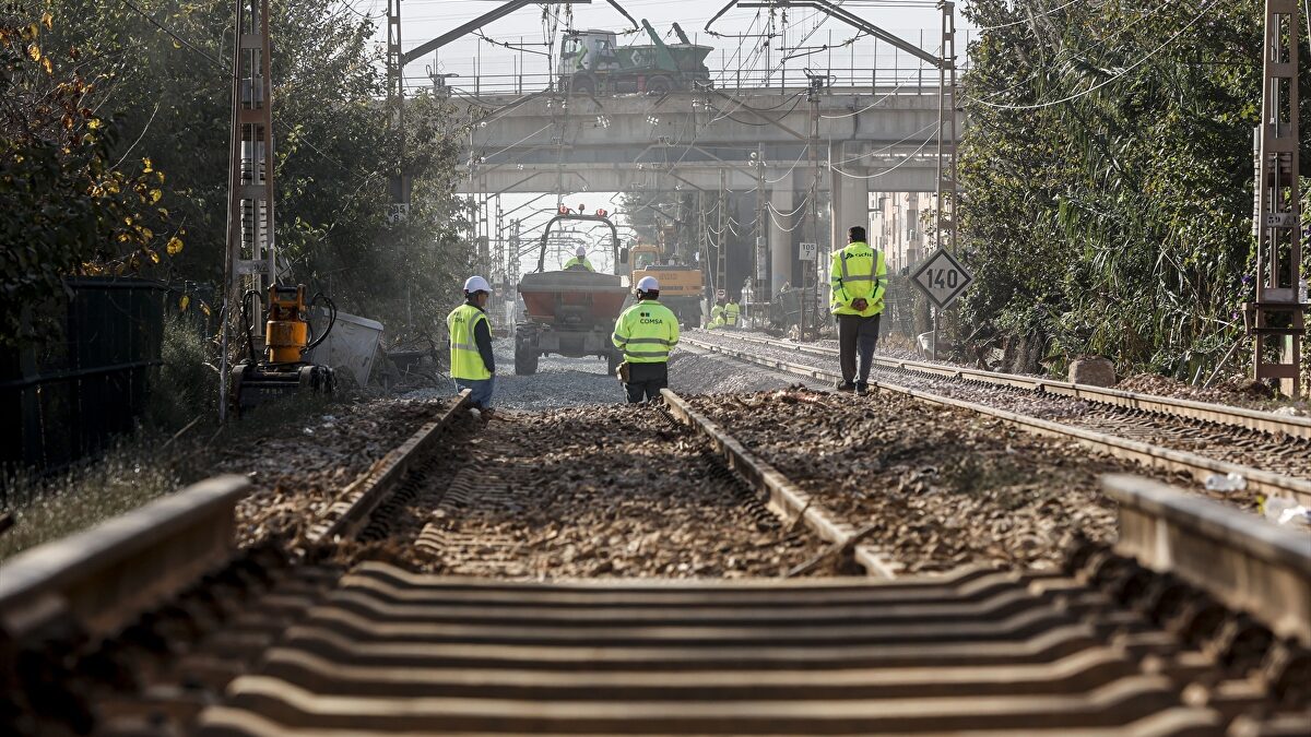 Cercanías de Valencia retrata a Óscar Puente: trenes obsoletos y la mitad de las obras sin hacer