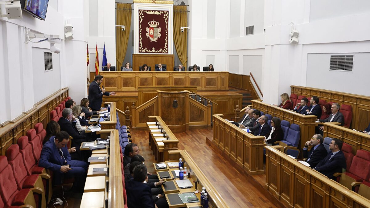 PP y PSOE en pie de guerra por el número de diputados en Castilla-La Mancha