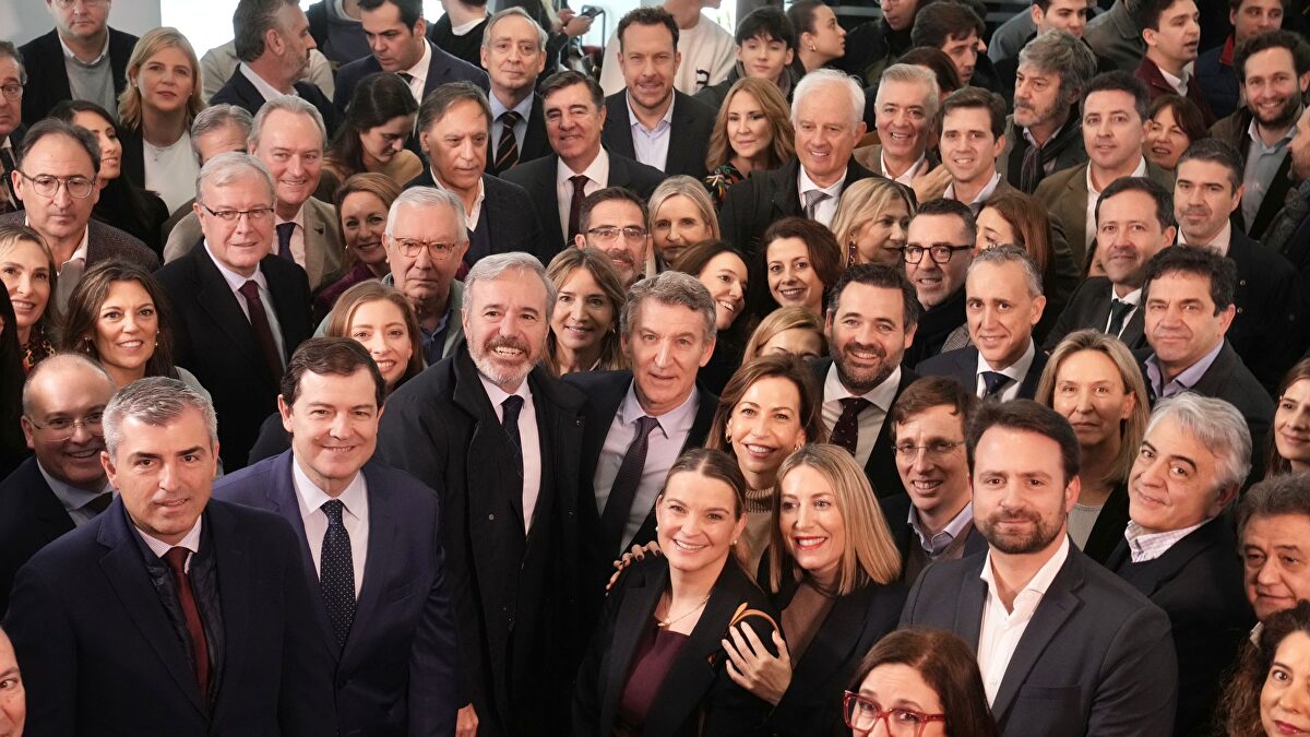 Feijóo llama a Vox a  entenderse con responsabilidad  pero le advierte:  Muros, no 