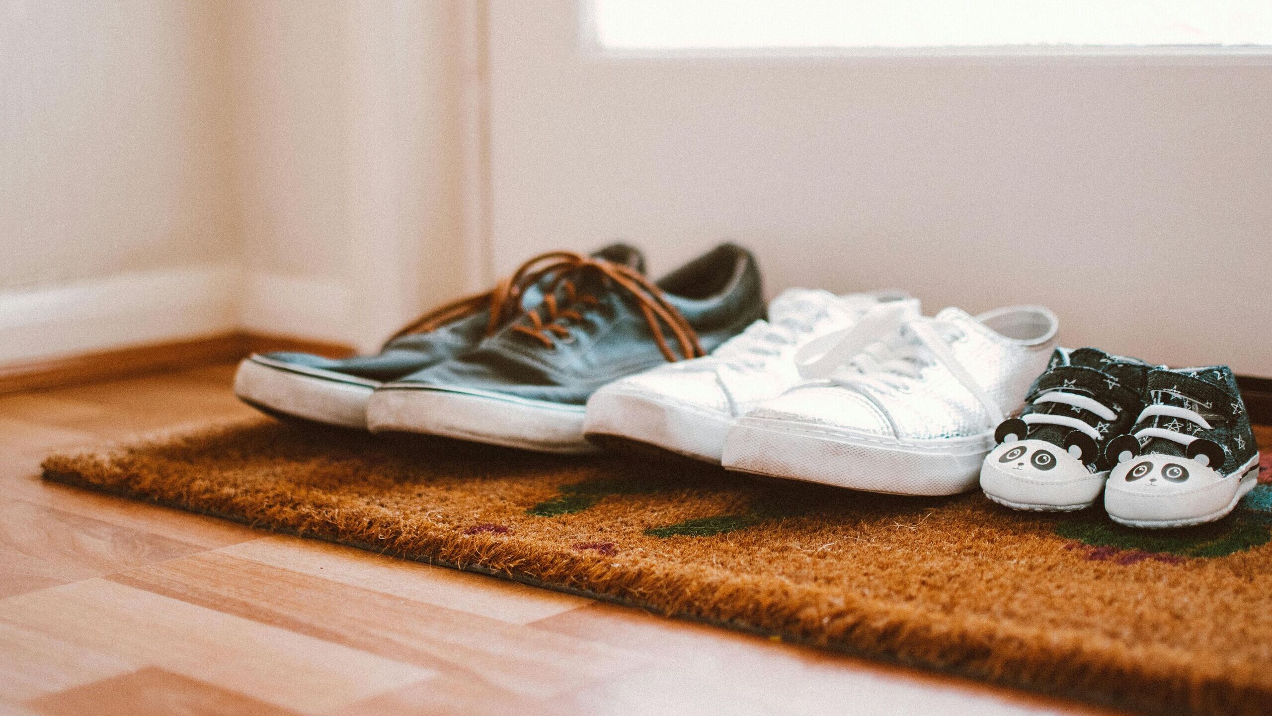 Por qué recomiendan limpiar la puerta de entrada a casa con vinagre blanco de forma habitual