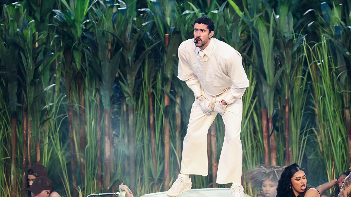 Sumar pide nombrar a Bad Bunny Hijo Adoptivo del Principado mientras maniobra para imponer el bable