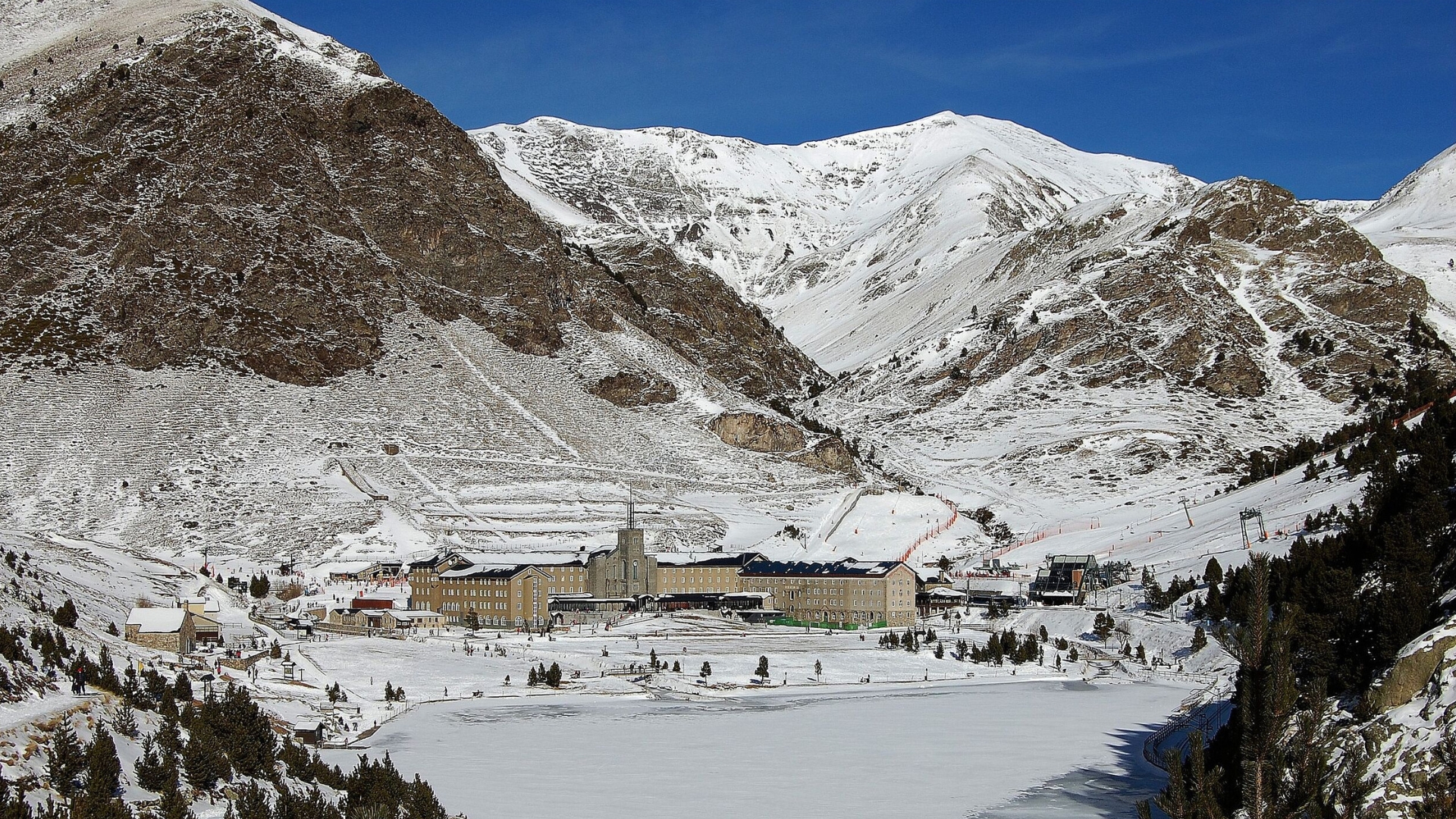 Roban una caja fuerte de 300 kilos en el Pirineo catalán, intentan huir en trineo y terminan abandonándola