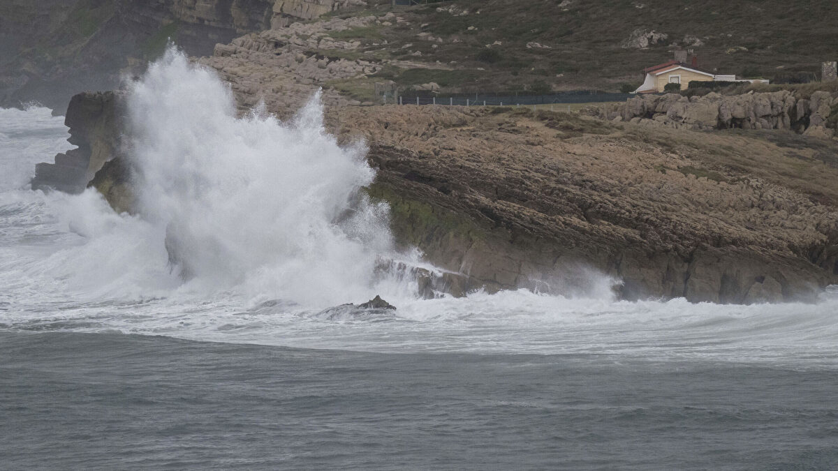 La borrasca Nils pone en alerta roja al norte por fuerte temporal marítimo
