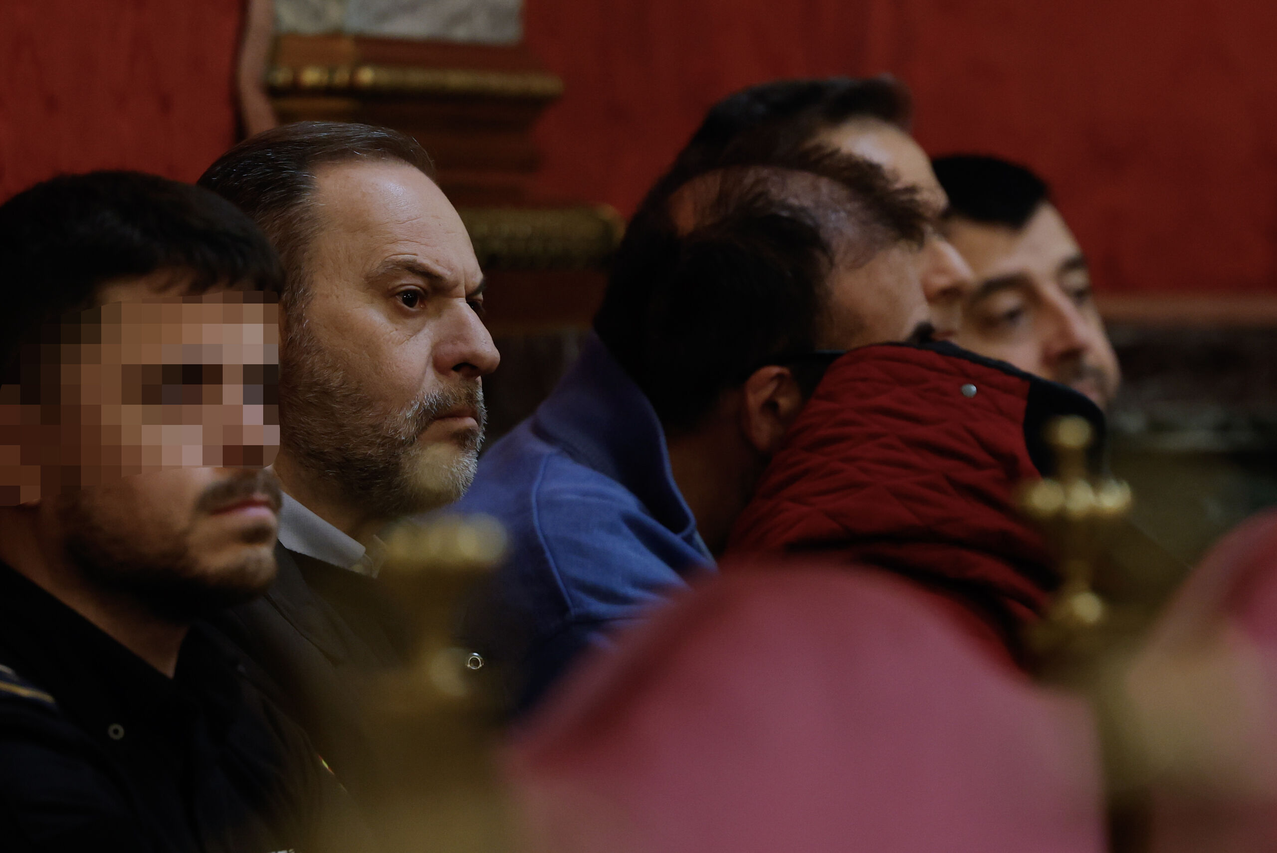 Ábalos y Koldo reaparecen juntos en el Supremo: uno abatido y el otro tapándose la cara